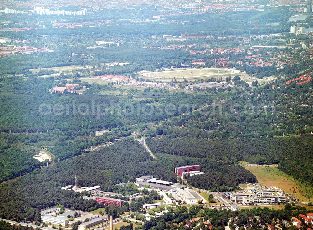 Aerial image Berlin-Köpenick - Blick auf das Gelände des Innovationspark Wuhlheide. Seit seiner Gründung im Jahr 1990 als erstes Technologie- und Gründerzentrum der neuen Bundesländer hat sich der IWP in Berlin zu einem wichtigen Gewerbe-Campus des Bezirks Treptow-Köpenick entwickelt. Innovationspark Wuhlheide Managementges.mbH Köpenicker Straße 325, 12255 Berlin