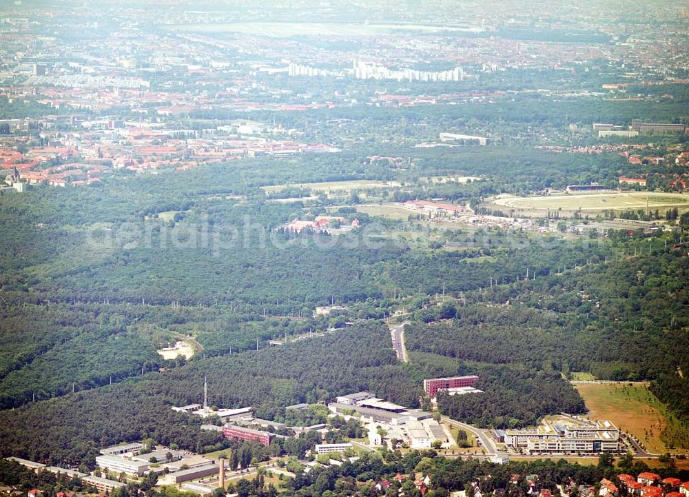 Berlin-Köpenick from above - Blick auf das Gelände des Innovationspark Wuhlheide. Seit seiner Gründung im Jahr 1990 als erstes Technologie- und Gründerzentrum der neuen Bundesländer hat sich der IWP in Berlin zu einem wichtigen Gewerbe-Campus des Bezirks Treptow-Köpenick entwickelt. Innovationspark Wuhlheide Managementges.mbH Köpenicker Straße 325, 12255 Berlin