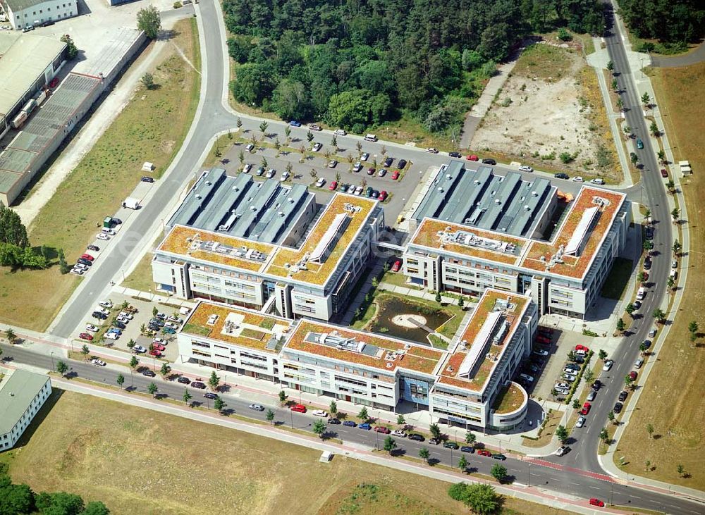 Berlin-Köpenick from the bird's eye view: Blick auf das Gelände des Innovationspark Wuhlheide. Seit seiner Gründung im Jahr 1990 als erstes Technologie- und Gründerzentrum der neuen Bundesländer hat sich der IWP in Berlin zu einem wichtigen Gewerbe-Campus des Bezirks Treptow-Köpenick entwickelt. Innovationspark Wuhlheide Managementges.mbH Köpenicker Straße 325, 12255 Berlin