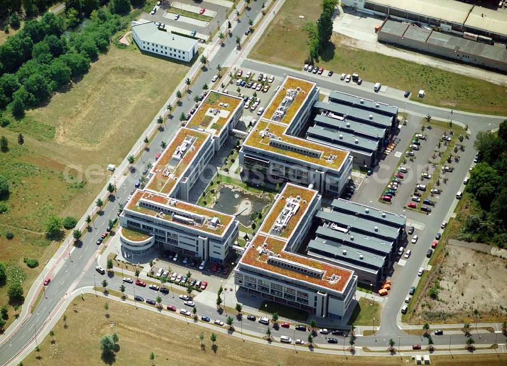 Berlin-Köpenick from above - Blick auf das Gelände des Innovationspark Wuhlheide. Seit seiner Gründung im Jahr 1990 als erstes Technologie- und Gründerzentrum der neuen Bundesländer hat sich der IWP in Berlin zu einem wichtigen Gewerbe-Campus des Bezirks Treptow-Köpenick entwickelt. Innovationspark Wuhlheide Managementges.mbH Köpenicker Straße 325, 12255 Berlin