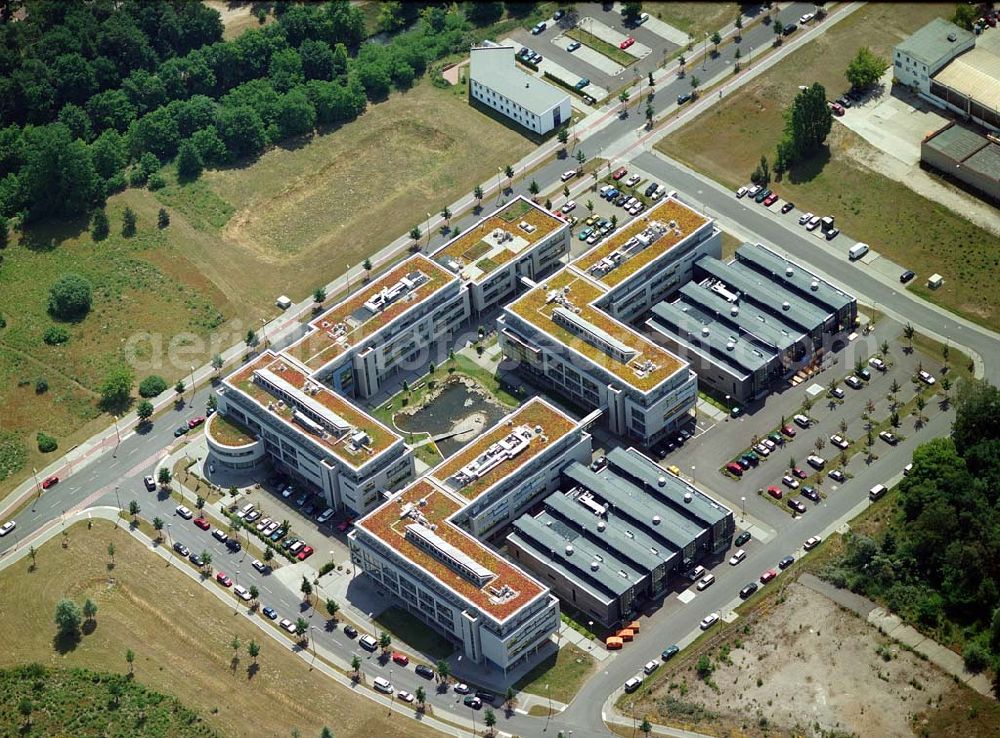 Berlin-Köpenick from the bird's eye view: Blick auf das Gelände des Innovationspark Wuhlheide. Seit seiner Gründung im Jahr 1990 als erstes Technologie- und Gründerzentrum der neuen Bundesländer hat sich der IWP in Berlin zu einem wichtigen Gewerbe-Campus des Bezirks Treptow-Köpenick entwickelt. Innovationspark Wuhlheide Managementges.mbH Köpenicker Straße 325, 12255 Berlin