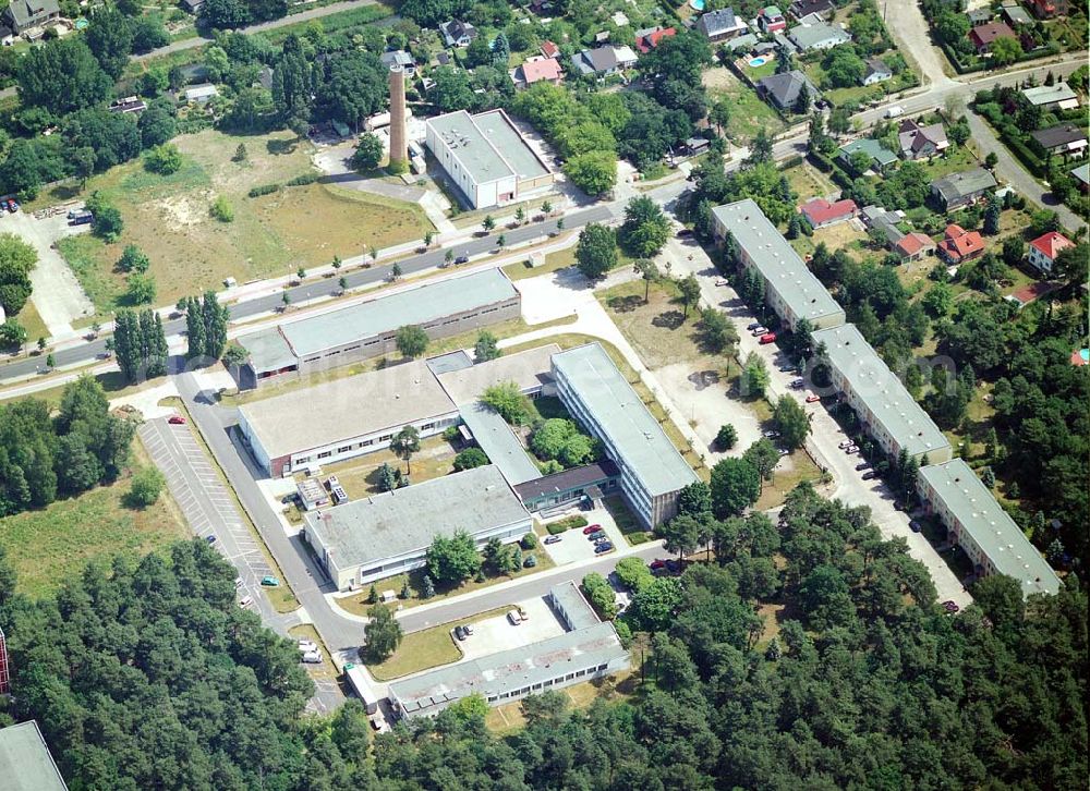 Berlin-Köpenick from above - Blick auf das Gelände des Innovationspark Wuhlheide. Seit seiner Gründung im Jahr 1990 als erstes Technologie- und Gründerzentrum der neuen Bundesländer hat sich der IWP in Berlin zu einem wichtigen Gewerbe-Campus des Bezirks Treptow-Köpenick entwickelt. Innovationspark Wuhlheide Managementges.mbH Köpenicker Straße 325, 12255 Berlin