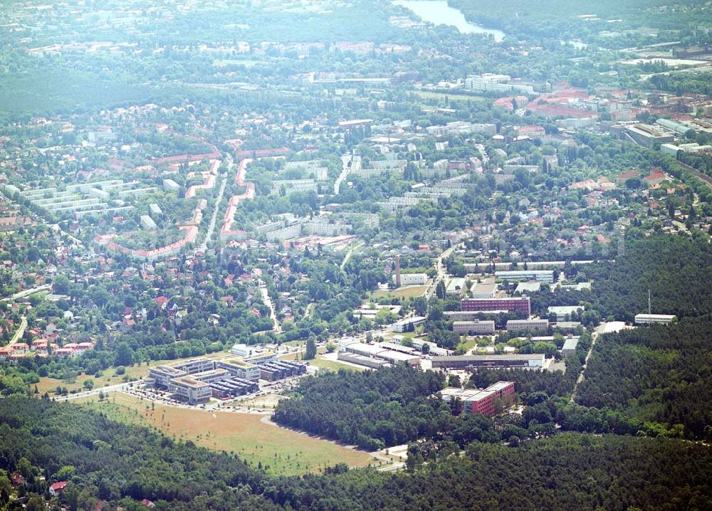 Aerial image Berlin-Köpenick - Blick auf das Gelände des Innovationspark Wuhlheide. Seit seiner Gründung im Jahr 1990 als erstes Technologie- und Gründerzentrum der neuen Bundesländer hat sich der IWP in Berlin zu einem wichtigen Gewerbe-Campus des Bezirks Treptow-Köpenick entwickelt. Innovationspark Wuhlheide Managementges.mbH Köpenicker Straße 325, 12255 Berlin