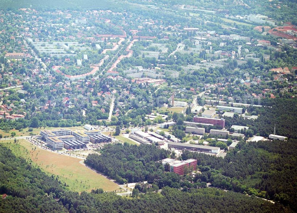 Aerial photograph Berlin-Köpenick - Blick auf das Gelände des Innovationspark Wuhlheide. Seit seiner Gründung im Jahr 1990 als erstes Technologie- und Gründerzentrum der neuen Bundesländer hat sich der IWP in Berlin zu einem wichtigen Gewerbe-Campus des Bezirks Treptow-Köpenick entwickelt. Innovationspark Wuhlheide Managementges.mbH Köpenicker Straße 325, 12255 Berlin