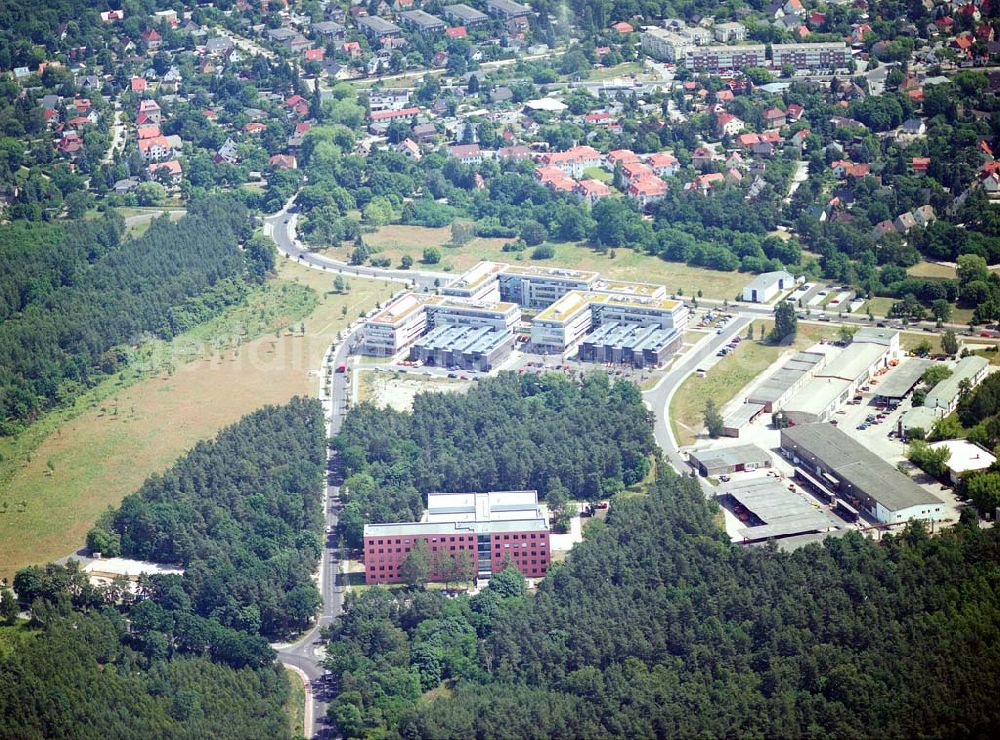 Berlin-Köpenick from above - Blick auf das Gelände des Innovationspark Wuhlheide. Seit seiner Gründung im Jahr 1990 als erstes Technologie- und Gründerzentrum der neuen Bundesländer hat sich der IWP in Berlin zu einem wichtigen Gewerbe-Campus des Bezirks Treptow-Köpenick entwickelt. Innovationspark Wuhlheide Managementges.mbH Köpenicker Straße 325, 12255 Berlin