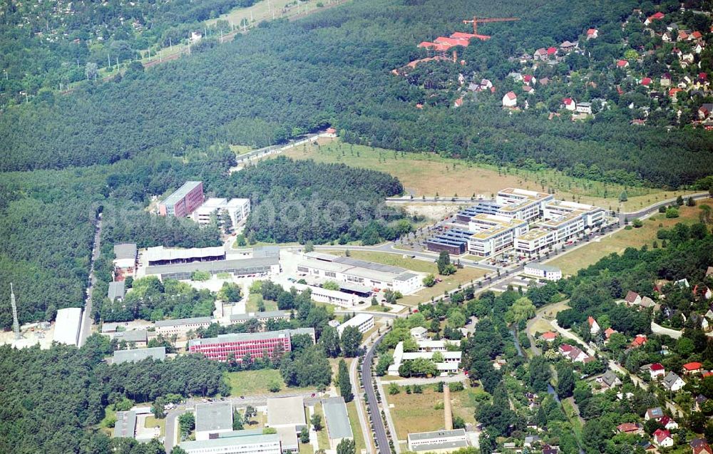 Berlin-Köpenick from the bird's eye view: Blick auf das Gelände des Innovationspark Wuhlheide. Seit seiner Gründung im Jahr 1990 als erstes Technologie- und Gründerzentrum der neuen Bundesländer hat sich der IWP in Berlin zu einem wichtigen Gewerbe-Campus des Bezirks Treptow-Köpenick entwickelt. Innovationspark Wuhlheide Managementges.mbH Köpenicker Straße 325, 12255 Berlin