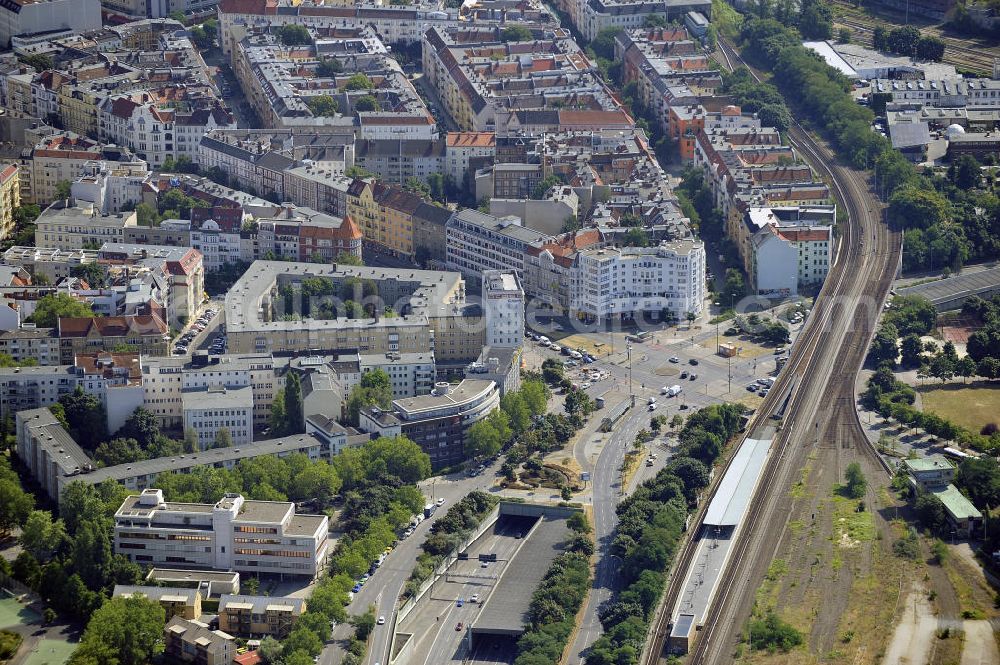 Aerial photograph Berlin - Blick auf den Innsbrucker Platz in Tempelhof-Schöneberg, Berlin. Erbaut 1910, bildet der Platz die Nahtstelle der Ortsteile Schöneberg und Friedenau. Am südlichen Rande des Platzes befindet sich die Ringbahnstation und U-Bahnstation Innsbrucker Platz. Auch die Stadtautobahn führt am Innsbrucker Platz vorbei, die Hauptfahrbahnen liegen im Tunnel komplett unter dem Platz. View at the Innsbrucker Platz in Tempelhof-Schöneberg, Berlin. Built in 1910, the place, the square is the interface of the districts of Schöneberg and Friedenau. At the southern edge of the square is the Ringbahn and subways station Innsbrucker Platz. The city highway passes the Innsbrucker Platz, the main roads are in the tunnel under the square completely.