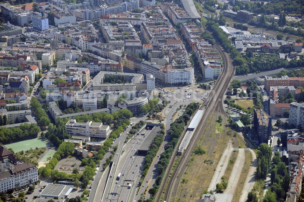 Berlin from above - Blick auf den Innsbrucker Platz in Tempelhof-Schöneberg, Berlin. Erbaut 1910, bildet der Platz die Nahtstelle der Ortsteile Schöneberg und Friedenau. Am südlichen Rande des Platzes befindet sich die Ringbahnstation und U-Bahnstation Innsbrucker Platz. Auch die Stadtautobahn führt am Innsbrucker Platz vorbei, die Hauptfahrbahnen liegen im Tunnel komplett unter dem Platz. View at the Innsbrucker Platz in Tempelhof-Schöneberg, Berlin. Built in 1910, the place, the square is the interface of the districts of Schöneberg and Friedenau. At the southern edge of the square is the Ringbahn and subways station Innsbrucker Platz. The city highway passes the Innsbrucker Platz, the main roads are in the tunnel under the square completely.