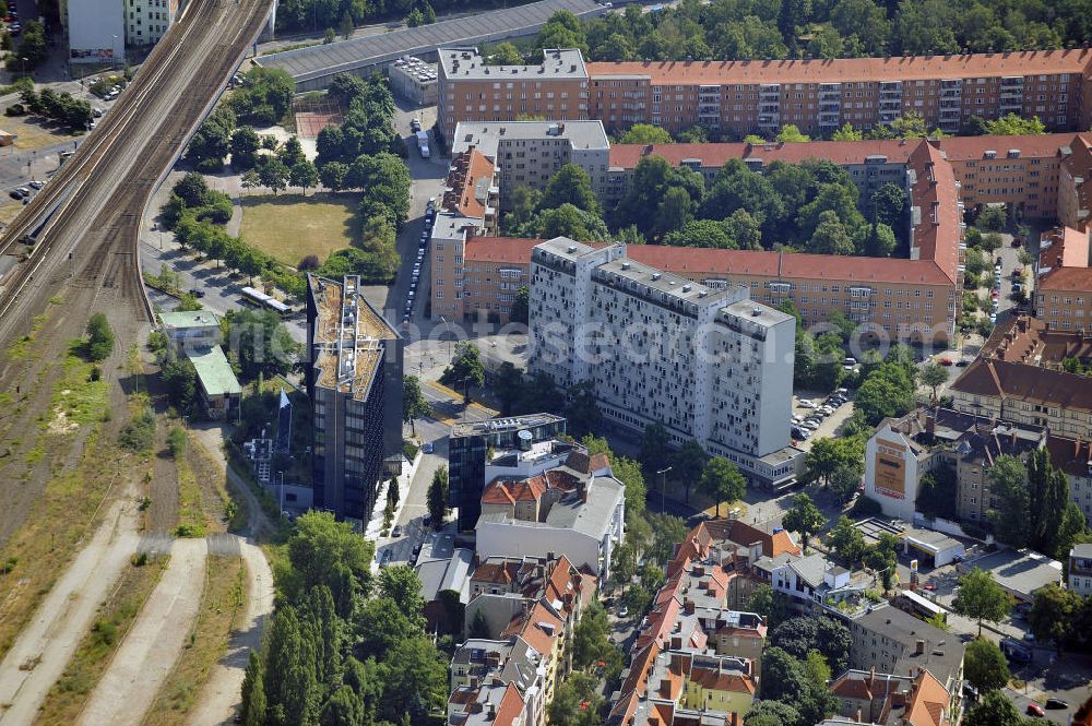 Aerial image Berlin - Blick auf den Innsbrucker Platz in Tempelhof-Schöneberg, Berlin. Erbaut 1910, bildet der Platz die Nahtstelle der Ortsteile Schöneberg und Friedenau. Am südlichen Rande des Platzes befindet sich die Ringbahnstation und U-Bahnstation Innsbrucker Platz. Auch die Stadtautobahn führt am Innsbrucker Platz vorbei, die Hauptfahrbahnen liegen im Tunnel komplett unter dem Platz. View at the Innsbrucker Platz in Tempelhof-Schöneberg, Berlin. Built in 1910, the place, the square is the interface of the districts of Schöneberg and Friedenau. At the southern edge of the square is the Ringbahn and subways station Innsbrucker Platz. The city highway passes the Innsbrucker Platz, the main roads are in the tunnel under the square completely.