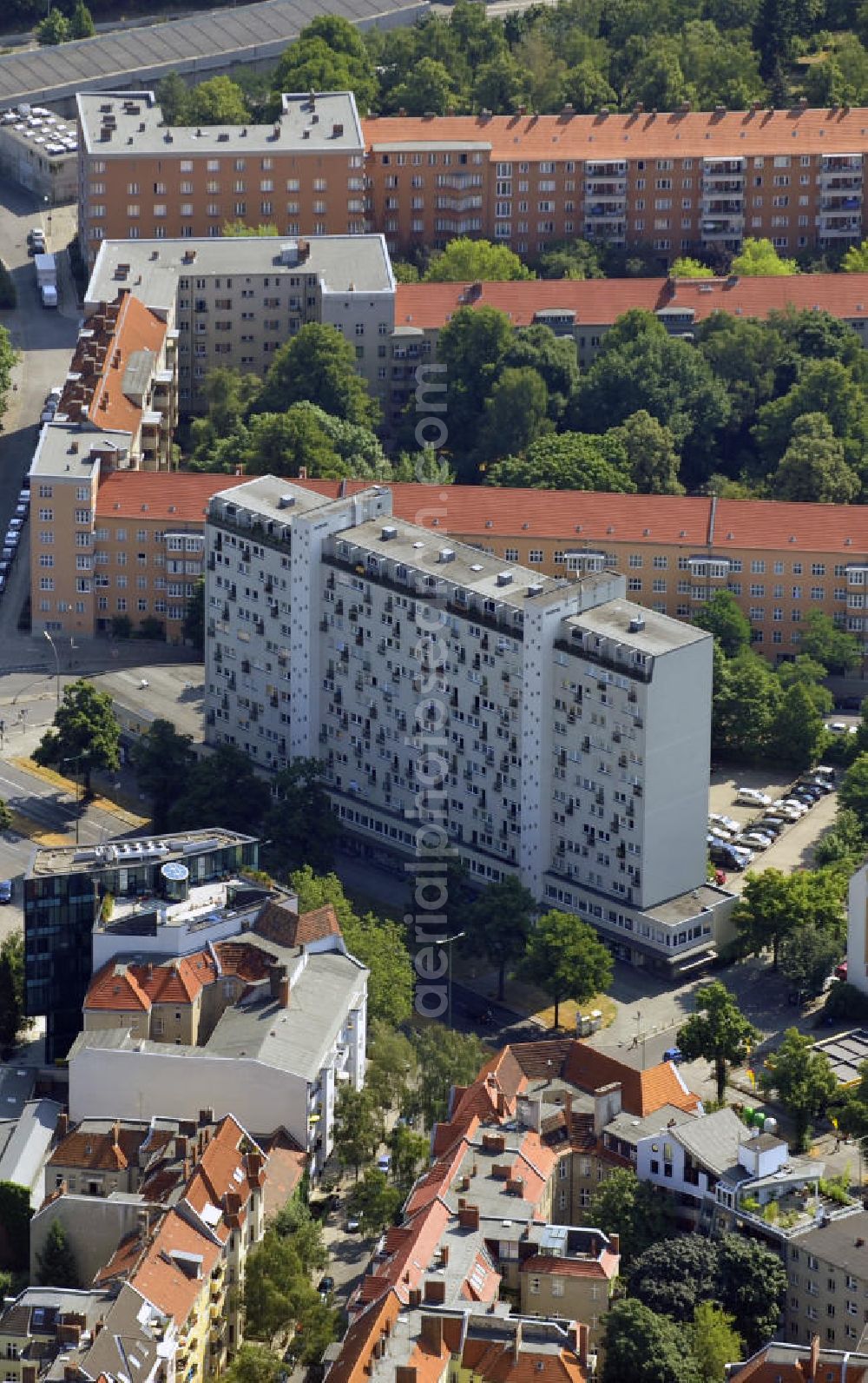 Berlin from above - Blick auf den Innsbrucker Platz in Tempelhof-Schöneberg, Berlin. Erbaut 1910, bildet der Platz die Nahtstelle der Ortsteile Schöneberg und Friedenau. Am südlichen Rande des Platzes befindet sich die Ringbahnstation und U-Bahnstation Innsbrucker Platz. Auch die Stadtautobahn führt am Innsbrucker Platz vorbei, die Hauptfahrbahnen liegen im Tunnel komplett unter dem Platz. View at the Innsbrucker Platz in Tempelhof-Schöneberg, Berlin. Built in 1910, the place, the square is the interface of the districts of Schöneberg and Friedenau. At the southern edge of the square is the Ringbahn and subways station Innsbrucker Platz. The city highway passes the Innsbrucker Platz, the main roads are in the tunnel under the square completely.