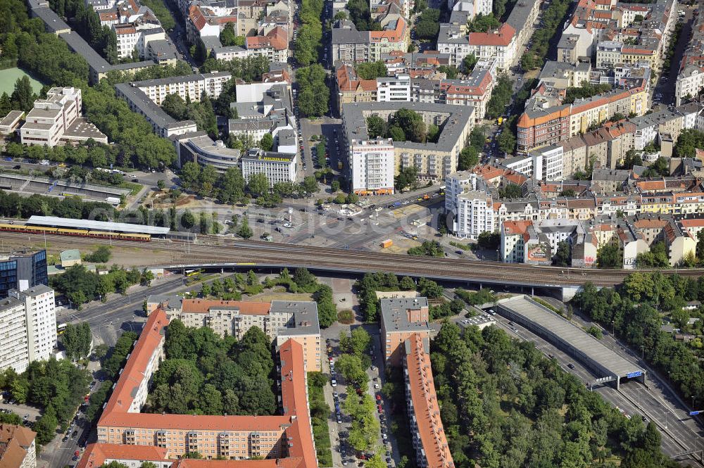 Aerial photograph Berlin - Blick auf den Innsbrucker Platz in Tempelhof-Schöneberg, Berlin. Erbaut 1910, bildet der Platz die Nahtstelle der Ortsteile Schöneberg und Friedenau. Am südlichen Rande des Platzes befindet sich die Ringbahnstation und U-Bahnstation Innsbrucker Platz. Auch die Stadtautobahn führt am Innsbrucker Platz vorbei, die Hauptfahrbahnen liegen im Tunnel komplett unter dem Platz. View at the Innsbrucker Platz in Tempelhof-Schöneberg, Berlin. Built in 1910, the place, the square is the interface of the districts of Schöneberg and Friedenau. At the southern edge of the square is the Ringbahn and subways station Innsbrucker Platz. The city highway passes the Innsbrucker Platz, the main roads are in the tunnel under the square completely.