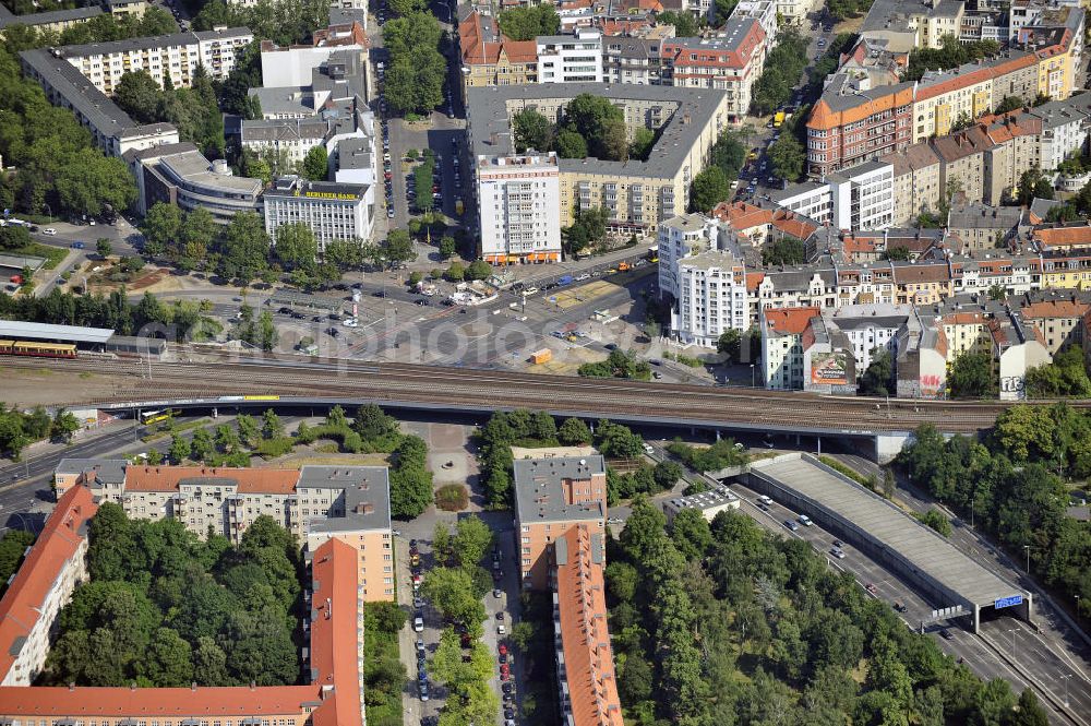 Berlin from the bird's eye view: Blick auf den Innsbrucker Platz in Tempelhof-Schöneberg, Berlin. Erbaut 1910, bildet der Platz die Nahtstelle der Ortsteile Schöneberg und Friedenau. Am südlichen Rande des Platzes befindet sich die Ringbahnstation und U-Bahnstation Innsbrucker Platz. Auch die Stadtautobahn führt am Innsbrucker Platz vorbei, die Hauptfahrbahnen liegen im Tunnel komplett unter dem Platz. View at the Innsbrucker Platz in Tempelhof-Schöneberg, Berlin. Built in 1910, the place, the square is the interface of the districts of Schöneberg and Friedenau. At the southern edge of the square is the Ringbahn and subways station Innsbrucker Platz. The city highway passes the Innsbrucker Platz, the main roads are in the tunnel under the square completely.