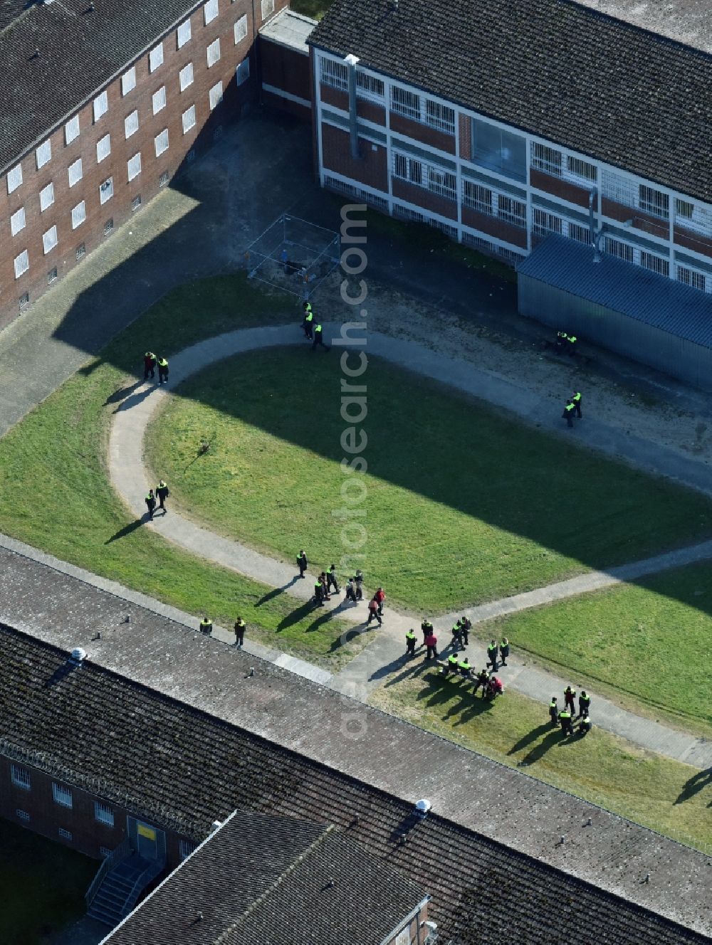 Darmstadt from above - Occupant prisoners while walking outdoors on the grounds of the prison correctional facility in Darmstadt in Hesse