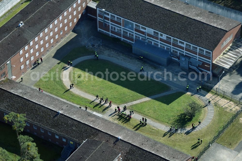 Darmstadt from the bird's eye view: Occupant prisoners while walking outdoors on the grounds of the prison correctional facility in Darmstadt in Hesse