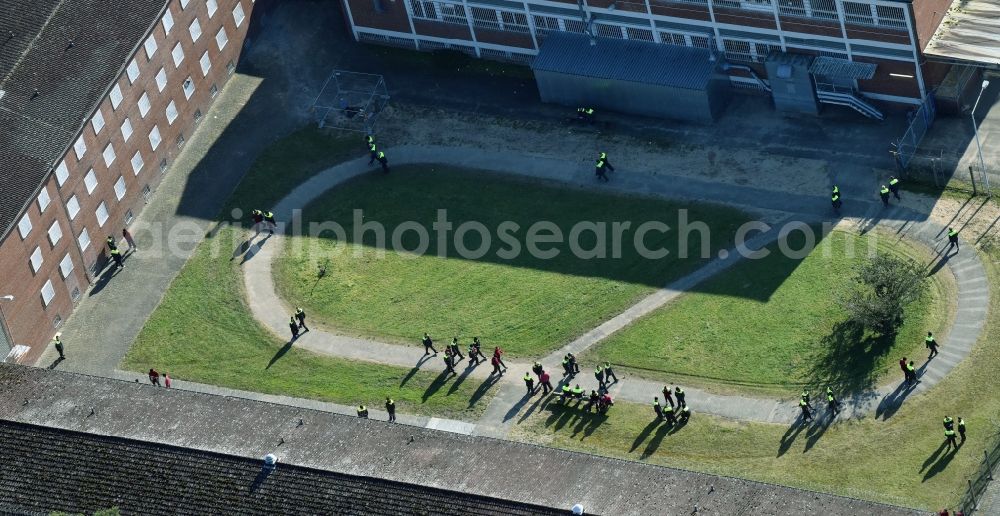 Aerial image Darmstadt - Occupant prisoners while walking outdoors on the grounds of the prison correctional facility in Darmstadt in Hesse