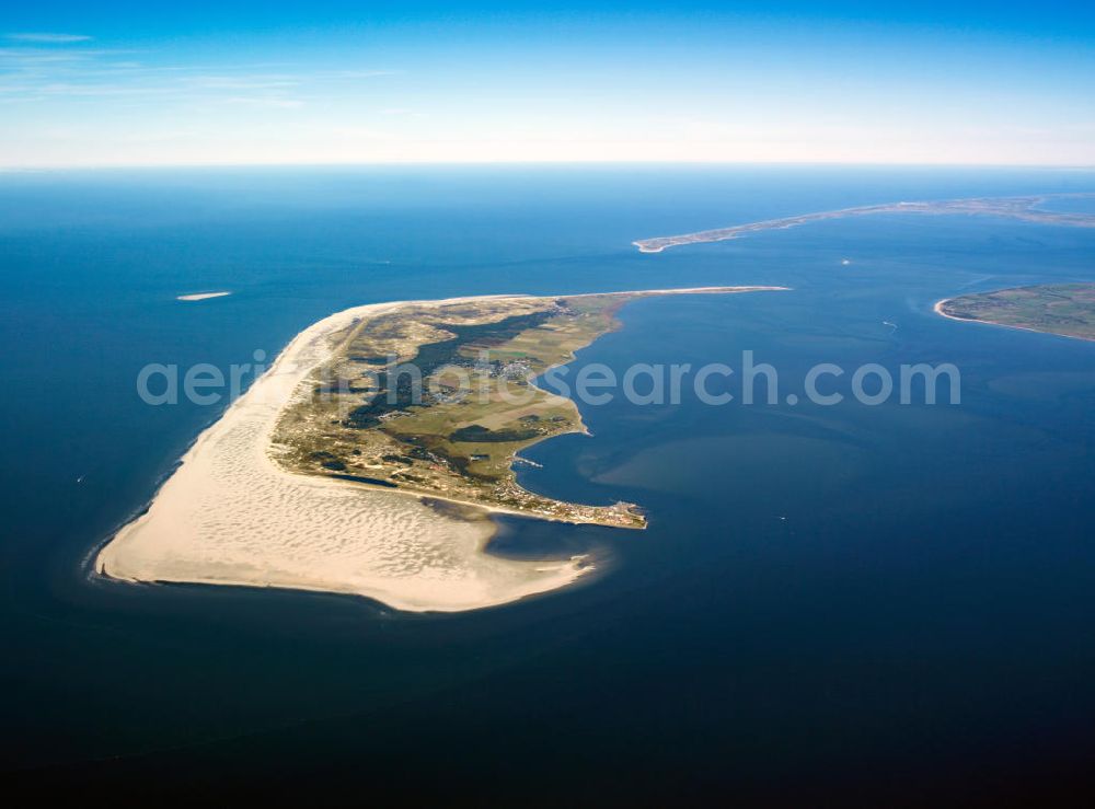 Aerial photograph Amrum - Blick auf die Insel Amrum, einer nordfriesischen Insel im Nationalpark Schleswig-Holsteinisches Wattenmeer in Nordfriesland in Schleswig-Holstein. Amrum ist die zehntgrößte Insel Deutschlands und gehört zu den drei nordfriesischen Geestkerninseln. Charakteristisch für die Insel ist der westlich angelagerten Kniepsand und dem kleinen westlich vorgelagerten Jungnamensand. Die fünf Orte der Insel liegen überwiegend im Osten der Insel – von Nord nach Süd – Norddorf auf Amrum, Nebel, Süddorf, Steenodde und Wittdün auf Amrum. Amrum, the third largest German island in North Friesland in Schleswig-Holstein.