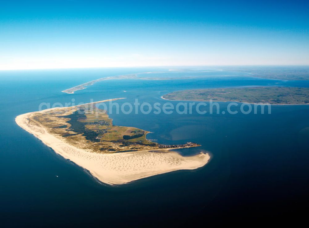 Amrum from above - Blick auf die Insel Amrum, einer nordfriesischen Insel im Nationalpark Schleswig-Holsteinisches Wattenmeer in Nordfriesland in Schleswig-Holstein. Amrum ist die zehntgrößte Insel Deutschlands und gehört zu den drei nordfriesischen Geestkerninseln. Charakteristisch für die Insel ist der westlich angelagerten Kniepsand und dem kleinen westlich vorgelagerten Jungnamensand. Die fünf Orte der Insel liegen überwiegend im Osten der Insel – von Nord nach Süd – Norddorf auf Amrum, Nebel, Süddorf, Steenodde und Wittdün auf Amrum. Amrum, the third largest German island in North Friesland in Schleswig-Holstein.