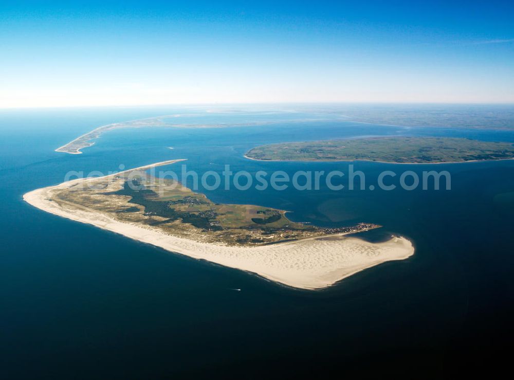 Amrum from the bird's eye view: Blick auf die Insel Amrum, einer nordfriesischen Insel im Nationalpark Schleswig-Holsteinisches Wattenmeer in Nordfriesland in Schleswig-Holstein. Amrum ist die zehntgrößte Insel Deutschlands und gehört zu den drei nordfriesischen Geestkerninseln. Charakteristisch für die Insel ist der westlich angelagerten Kniepsand und dem kleinen westlich vorgelagerten Jungnamensand. Die fünf Orte der Insel liegen überwiegend im Osten der Insel – von Nord nach Süd – Norddorf auf Amrum, Nebel, Süddorf, Steenodde und Wittdün auf Amrum. Amrum, the third largest German island in North Friesland in Schleswig-Holstein.