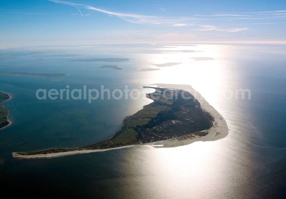 Aerial photograph Amrum - Blick auf die Insel Amrum, einer nordfriesischen Insel im Nationalpark Schleswig-Holsteinisches Wattenmeer in Nordfriesland in Schleswig-Holstein. Amrum ist die zehntgrößte Insel Deutschlands und gehört zu den drei nordfriesischen Geestkerninseln. Charakteristisch für die Insel ist der westlich angelagerten Kniepsand und dem kleinen westlich vorgelagerten Jungnamensand. Die fünf Orte der Insel liegen überwiegend im Osten der Insel – von Nord nach Süd – Norddorf auf Amrum, Nebel, Süddorf, Steenodde und Wittdün auf Amrum. Amrum, the third largest German island in North Friesland in Schleswig-Holstein