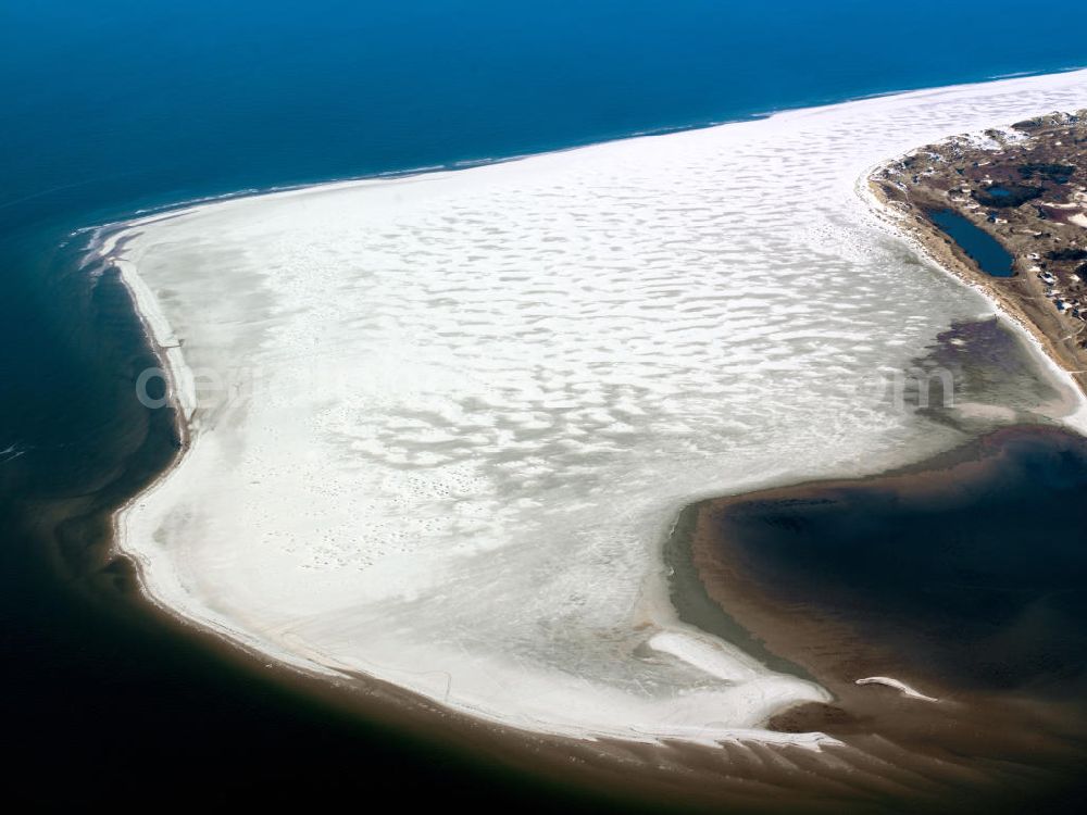 Amrum from above - Blick auf die Insel Amrum, einer nordfriesischen Insel im Nationalpark Schleswig-Holsteinisches Wattenmeer in Nordfriesland in Schleswig-Holstein. Amrum ist die zehntgrößte Insel Deutschlands und gehört zu den drei nordfriesischen Geestkerninseln. Charakteristisch für die Insel ist der westlich angelagerten Kniepsand und dem kleinen westlich vorgelagerten Jungnamensand. Die fünf Orte der Insel liegen überwiegend im Osten der Insel – von Nord nach Süd – Norddorf auf Amrum, Nebel, Süddorf, Steenodde und Wittdün auf Amrum. Amrum, the third largest German island in North Friesland in Schleswig-Holstein.