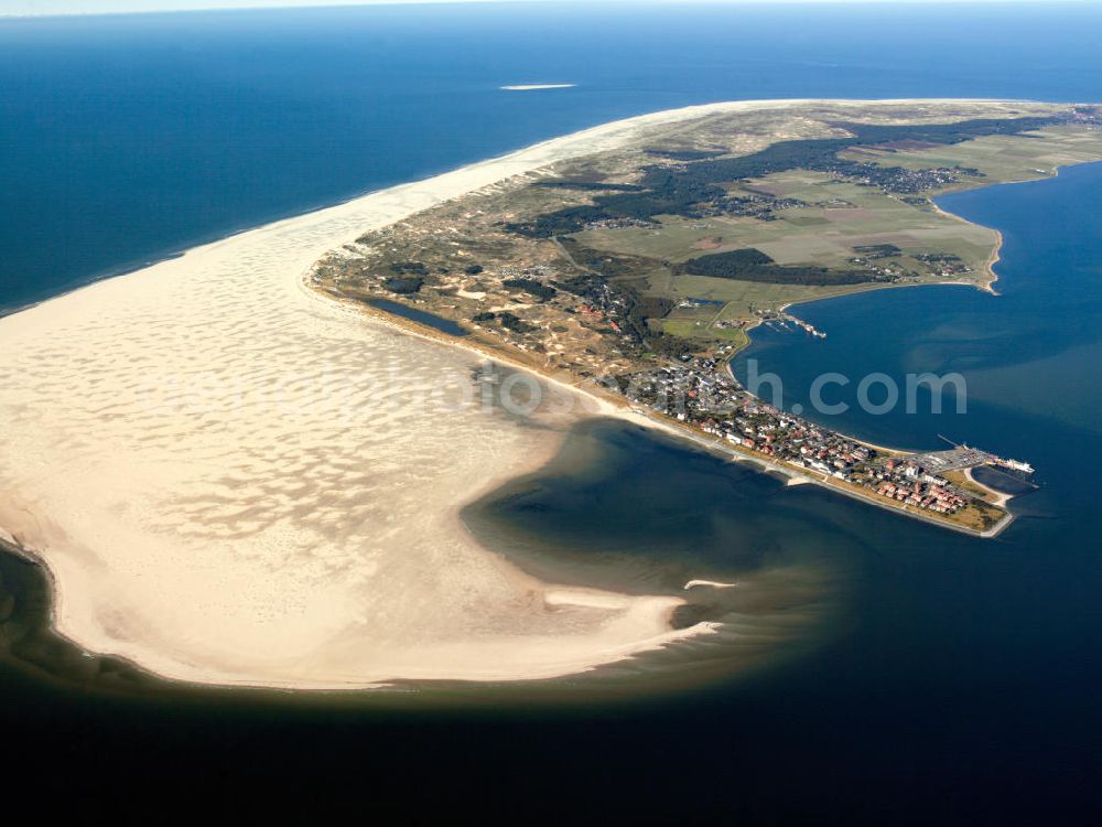 Amrum from the bird's eye view: Blick auf die Insel Amrum, einer nordfriesischen Insel im Nationalpark Schleswig-Holsteinisches Wattenmeer in Nordfriesland in Schleswig-Holstein. Amrum ist die zehntgrößte Insel Deutschlands und gehört zu den drei nordfriesischen Geestkerninseln. Charakteristisch für die Insel ist der westlich angelagerten Kniepsand und dem kleinen westlich vorgelagerten Jungnamensand. Die fünf Orte der Insel liegen überwiegend im Osten der Insel – von Nord nach Süd – Norddorf auf Amrum, Nebel, Süddorf, Steenodde und Wittdün auf Amrum. Amrum, the third largest German island in North Friesland in Schleswig-Holstein.