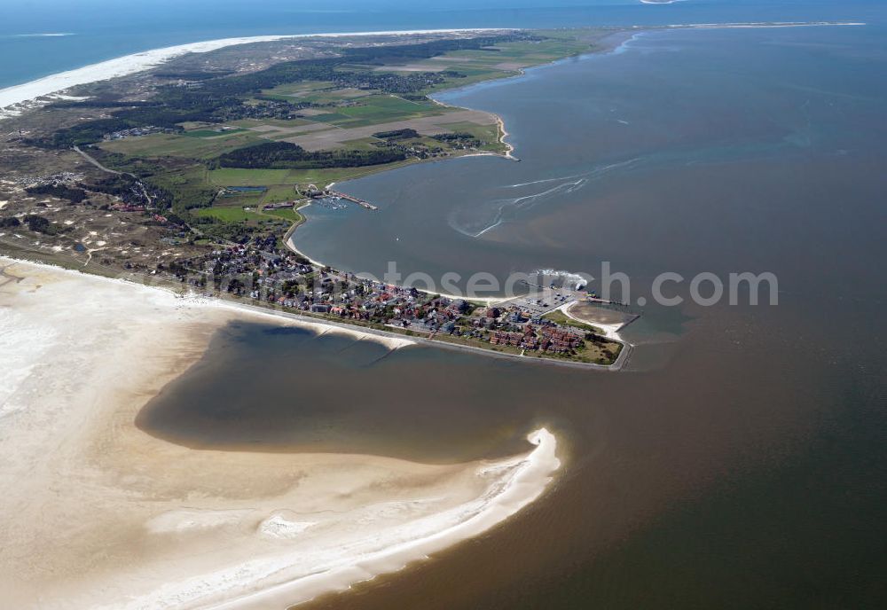 Amrum from the bird's eye view: Blick auf die Insel Amrum, einer nordfriesischen Insel im Nationalpark Schleswig-Holsteinisches Wattenmeer in Nordfriesland in Schleswig-Holstein. Amrum ist die zehntgrößte Insel Deutschlands und gehört zu den drei nordfriesischen Geestkerninseln. Charakteristisch für die Insel ist der westlich angelagerten Kniepsand und dem kleinen westlich vorgelagerten Jungnamensand. Die fünf Orte der Insel liegen überwiegend im Osten der Insel – von Nord nach Süd – Norddorf auf Amrum, Nebel, Süddorf, Steenodde und Wittdün auf Amrum. Amrum, the third largest German island in North Friesland in Schleswig-Holstein.