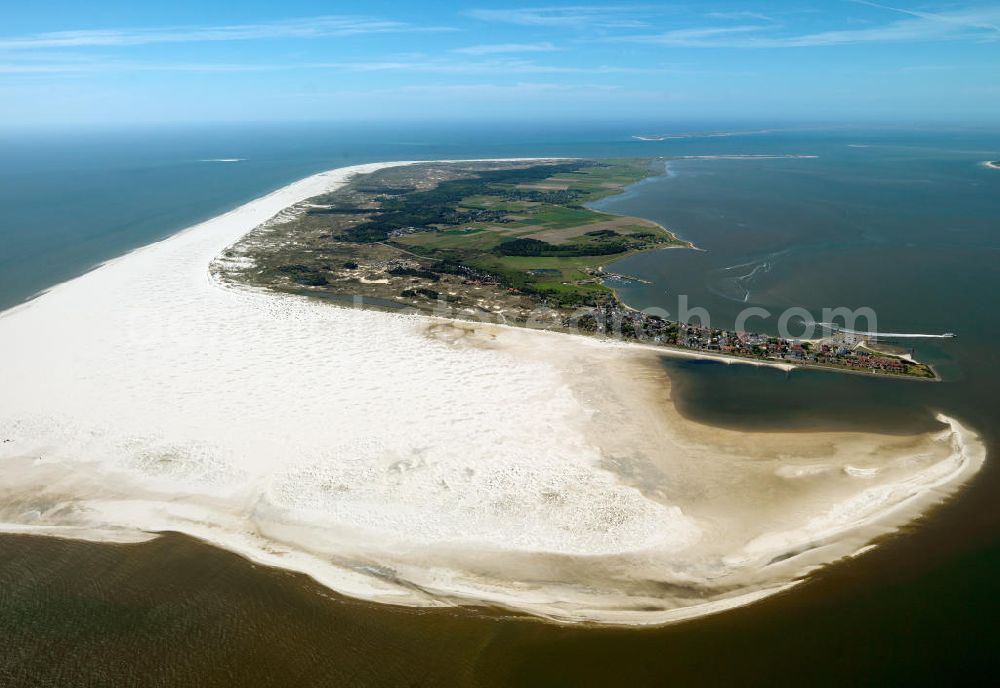 Aerial photograph Amrum - Blick auf die Insel Amrum, einer nordfriesischen Insel im Nationalpark Schleswig-Holsteinisches Wattenmeer in Nordfriesland in Schleswig-Holstein. Amrum ist die zehntgrößte Insel Deutschlands und gehört zu den drei nordfriesischen Geestkerninseln. Charakteristisch für die Insel ist der westlich angelagerten Kniepsand und dem kleinen westlich vorgelagerten Jungnamensand. Die fünf Orte der Insel liegen überwiegend im Osten der Insel – von Nord nach Süd – Norddorf auf Amrum, Nebel, Süddorf, Steenodde und Wittdün auf Amrum. Amrum, the third largest German island in North Friesland in Schleswig-Holstein.