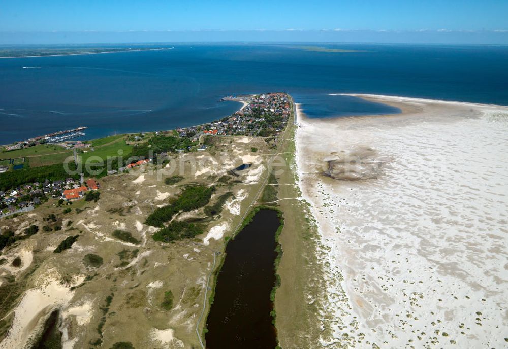 Amrum from above - Blick auf die Insel Amrum, einer nordfriesischen Insel im Nationalpark Schleswig-Holsteinisches Wattenmeer in Nordfriesland in Schleswig-Holstein. Amrum ist die zehntgrößte Insel Deutschlands und gehört zu den drei nordfriesischen Geestkerninseln. Charakteristisch für die Insel ist der westlich angelagerten Kniepsand und dem kleinen westlich vorgelagerten Jungnamensand. Die fünf Orte der Insel liegen überwiegend im Osten der Insel – von Nord nach Süd – Norddorf auf Amrum, Nebel, Süddorf, Steenodde und Wittdün auf Amrum. Amrum, the third largest German island in North Friesland in Schleswig-Holstein.