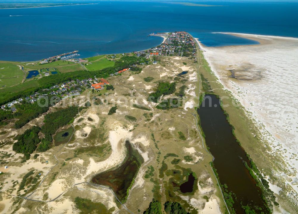 Amrum from the bird's eye view: Blick auf die Insel Amrum, einer nordfriesischen Insel im Nationalpark Schleswig-Holsteinisches Wattenmeer in Nordfriesland in Schleswig-Holstein. Amrum ist die zehntgrößte Insel Deutschlands und gehört zu den drei nordfriesischen Geestkerninseln. Charakteristisch für die Insel ist der westlich angelagerten Kniepsand und dem kleinen westlich vorgelagerten Jungnamensand. Die fünf Orte der Insel liegen überwiegend im Osten der Insel – von Nord nach Süd – Norddorf auf Amrum, Nebel, Süddorf, Steenodde und Wittdün auf Amrum. Amrum, the third largest German island in North Friesland in Schleswig-Holstein.