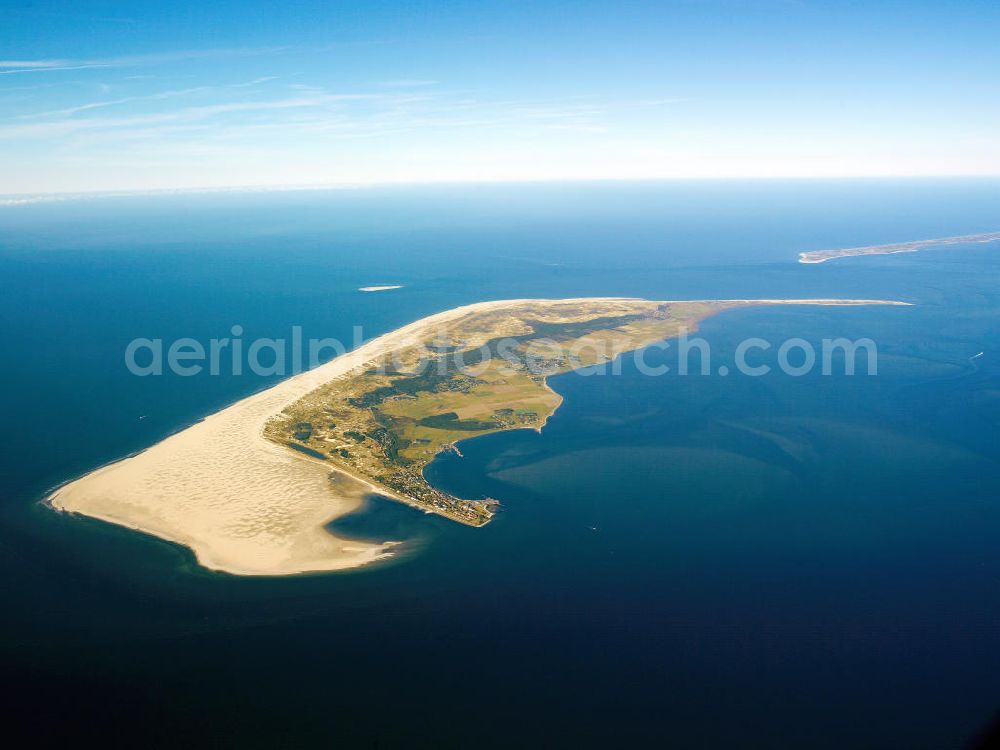 Aerial photograph AMRUM - Blick auf die Insel Amrum, einer nordfriesischen Insel im Nationalpark Schleswig-Holsteinisches Wattenmeer in Nordfriesland in Schleswig-Holstein. Amrum ist die zehntgrößte Insel Deutschlands und gehört zu den drei nordfriesischen Geestkerninseln. Charakteristisch für die Insel ist der westlich angelagerten Kniepsand und dem kleinen westlich vorgelagerten Jungnamensand. Die fünf Orte der Insel liegen überwiegend im Osten der Insel – von Nord nach Süd – Norddorf auf Amrum, Nebel, Süddorf, Steenodde und Wittdün auf Amrum. Amrum, the third largest German island in North Friesland in Schleswig-Holstein