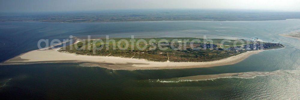 Baltrum from the bird's eye view: Blick auf die Insel Baltrum nach Süden. Baltrum ist mit rund 6,5 Quadratkilometern die kleinste der bewohnten Ostfriesichen Inseln. View of the island Baltrum to the south. Baltrum is about 6.5 square kilometers and the smallest of the inhabited East Frisian Islands.