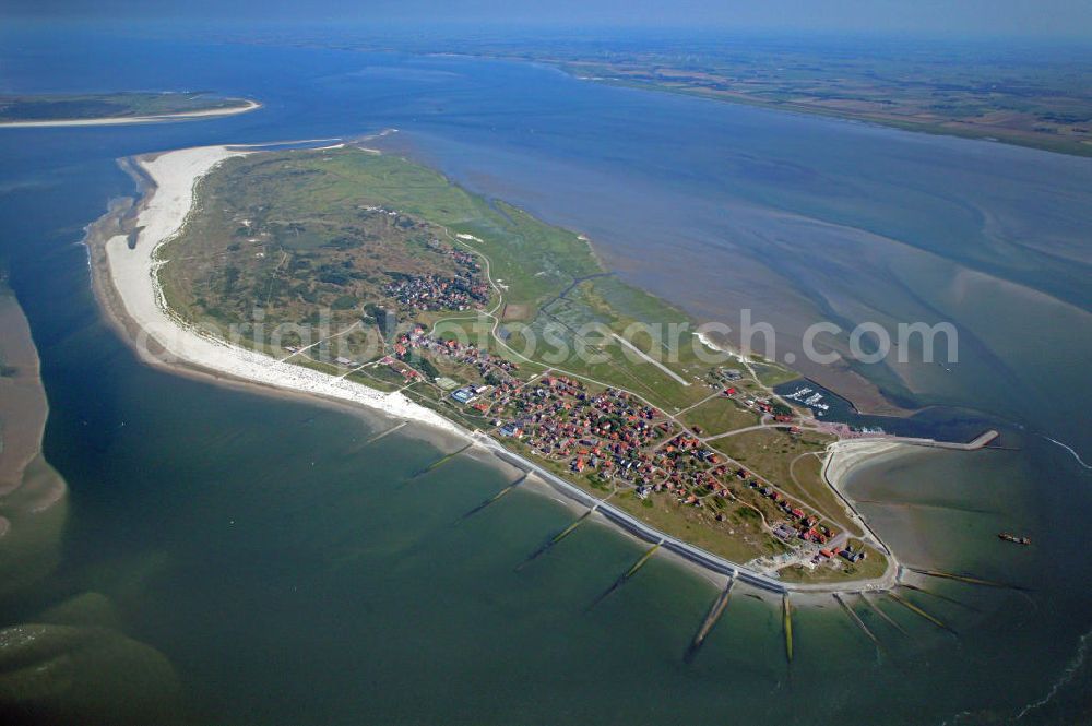 Aerial image Baltrum - Blick auf die Insel Baltrum. Baltrum ist mit rund 6,5 Quadratkilometern die kleinste der bewohnten Ostfriesichen Inseln. View of the island Baltrum. Baltrum is about 6.5 square kilometers and the smallest of the inhabited East Frisian Islands.