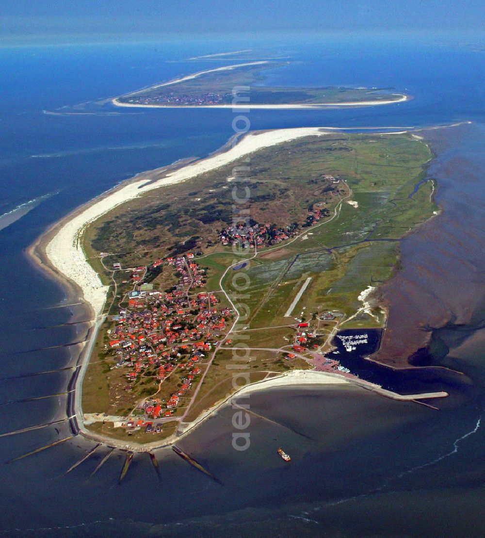 Baltrum from above - Blick auf die Insel Baltrum nach Osten. Baltrum ist mit rund 6,5 Quadratkilometern die kleinste der bewohnten Ostfriesichen Inseln. Im Hintergrund die Insel Langeoog. View of the island Baltrum to the east. Baltrum is about 6.5 square kilometers and the smallest of the inhabited East Frisian Islands. In the background the island of Langeoog.