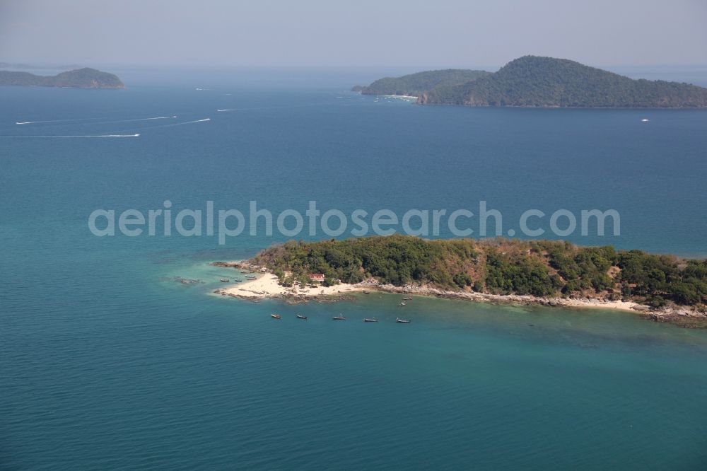 Rawai from the bird's eye view: The island of Ko bon with palm trees, sandy beach and fishing boats is in the bay in front of the city Rawai on the island of Phuket in Thailand