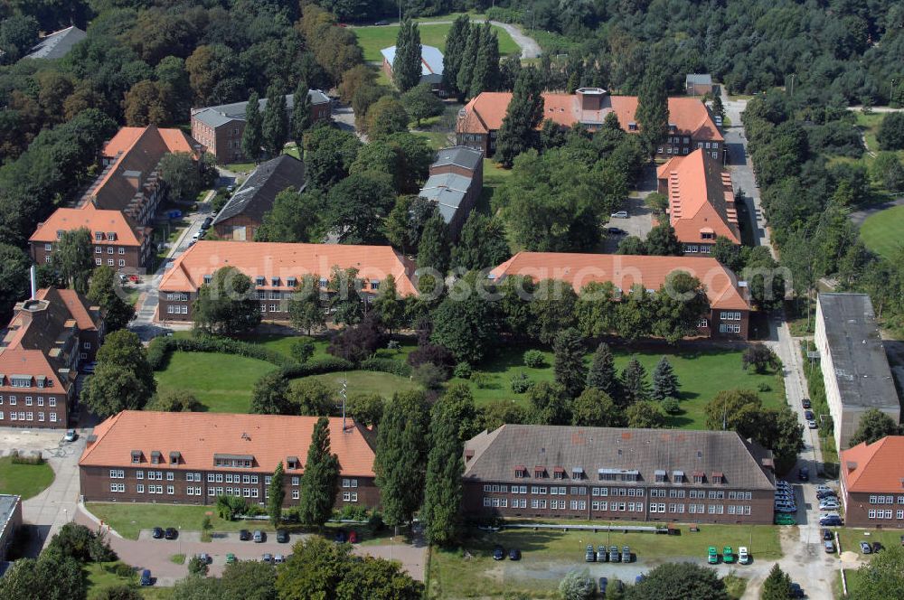 STRALSUND from the bird's eye view: Blick auf die Insel Dänholm an der deutschen Ostseeküste im Strelasund zwischen Stralsund und Rügen zugehörig zur Hansestadt Stralsund. Die Insel ist über die Ziegelgrabenbrücke mit dem Festland verbunden. Der Dänholm wurde lange Zeit militärisch genutzt und gilt als die Geburtsstätte der preußischen Marine. Auch die Volksmarine der DDR nutzte den Dänholm weiter als Ausbildungsstätte. Heute befindet sich auf dem Dänholm u.a. ein Marinemuseum zur Geschichte der deutschen Marine, das Hauptzollamt Stralsund und eine Außenstelle des Meeresmuseums Stralsund, das Nautineum. Der Dänholm weist zudem einen Seglerhafen auf.