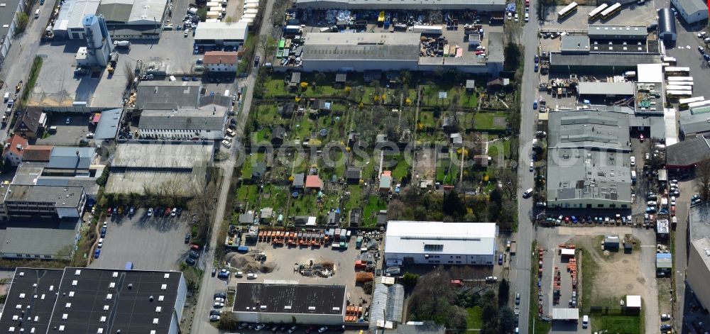 Berlin Mariendorf from the bird's eye view: Island enclave of allotment gardens amidst grown industrial and commercial area on the Kitzingstraße - Greinerstraße in Mariendorf in Berlin