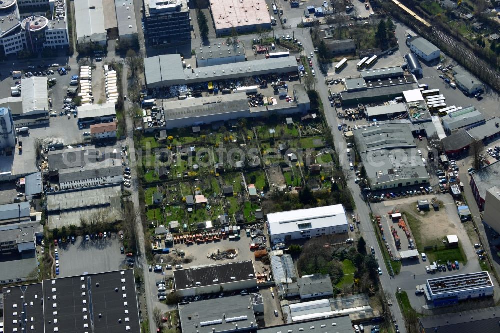 Berlin Mariendorf from above - Island enclave of allotment gardens amidst grown industrial and commercial area on the Kitzingstraße - Greinerstraße in Mariendorf in Berlin