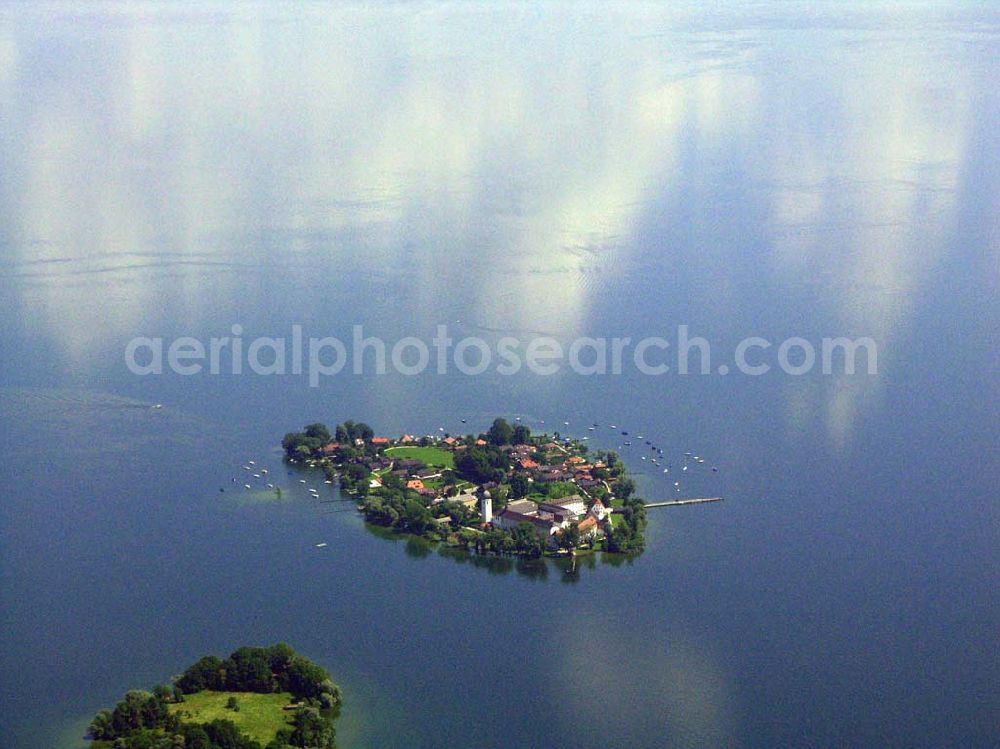 Chiemsee from above - Blick auf Insel und Ort Frauenchiemsee