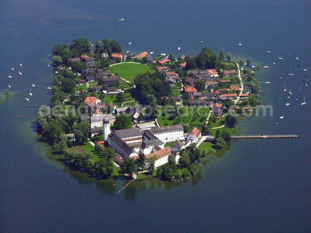 Chiemsee from above - Blick auf Insel und Ort Frauenchiemsee