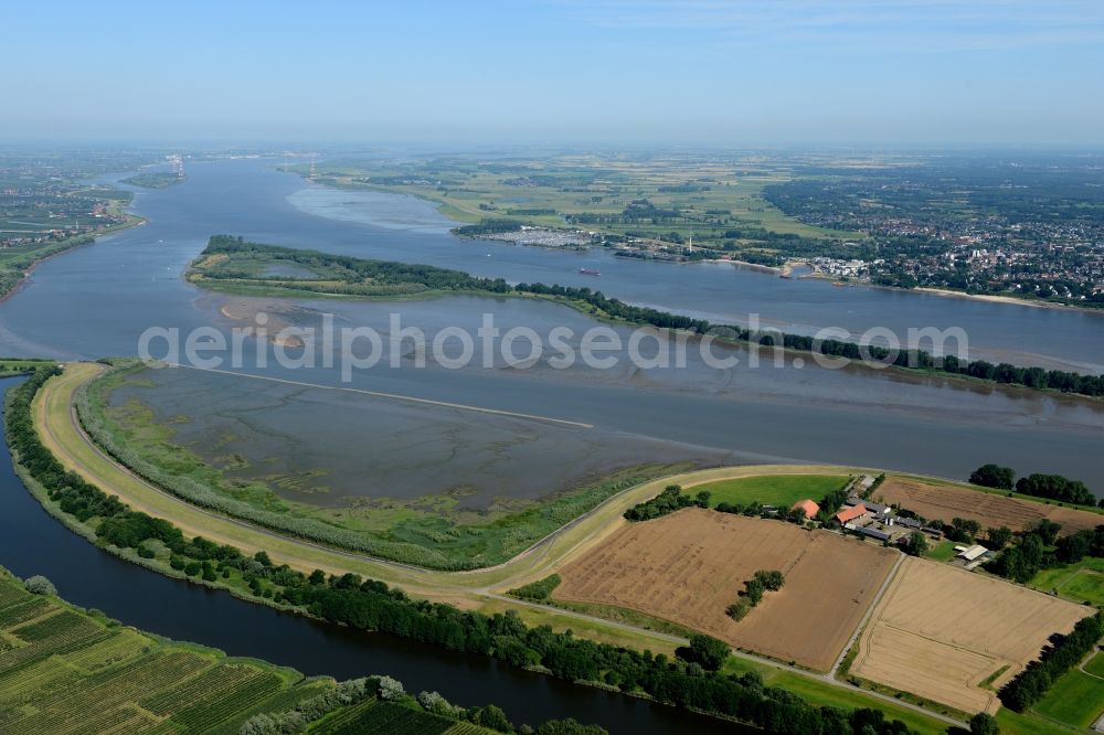 Jork from the bird's eye view: Island Hahnoefersand on the banks of the river course of Elbe in Jork in the state Lower Saxony