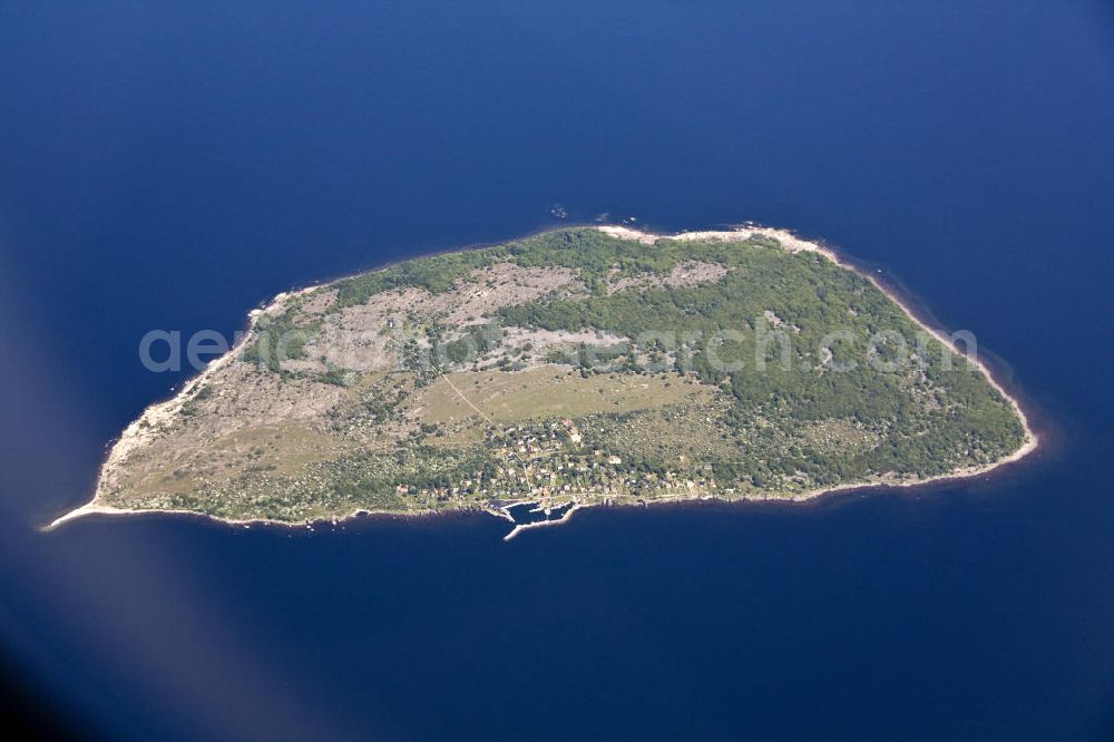 Hanö from above - Blick auf die Insel Hanö. Die in der Hanöbucht gelegene Ostsee-Insel ist ein Naturschutzgebiet. Es hat einen Hafen und 33 Einwohner. View of the island Hanö. Situated in the Hanöbukten the island is a nature reserve. It has a sea port and 33 residents.