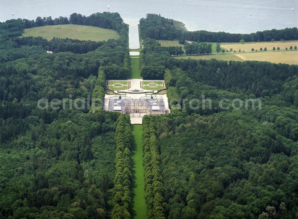 Aerial photograph Chiemsee - Die Insel Herrenchiemsee (auch als Herreninsel bekannt) ist mit einer Gesamtfläche von 238 ha mit Abstand die größte der drei im Chiemsee liegenden Inseln. Gemeinsam mit der Frauen- und der Krautinsel bildet sie die Gemeinde Chiemsee, die nach der Landfläche die kleinste in Bayern ist. Über Jahrhunderte bis zur Säkularisation in Bayern war die Insel im Besitz von Kloster Herrenchiemsee. Die Insel wurde 1873 von König Ludwig II. für 350.000 Gulden von einem Konsortium Württembergischer Holzspekulanten erworben, worauf er hier sein Schloss erbaute.