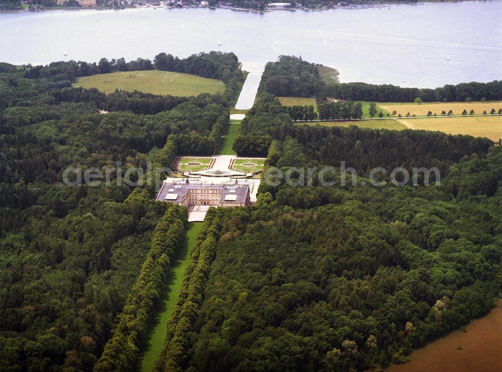 Chiemsee from above - Die Insel Herrenchiemsee (auch als Herreninsel bekannt) ist mit einer Gesamtfläche von 238 ha mit Abstand die größte der drei im Chiemsee liegenden Inseln. Gemeinsam mit der Frauen- und der Krautinsel bildet sie die Gemeinde Chiemsee, die nach der Landfläche die kleinste in Bayern ist. Über Jahrhunderte bis zur Säkularisation in Bayern war die Insel im Besitz von Kloster Herrenchiemsee. Die Insel wurde 1873 von König Ludwig II. für 350.000 Gulden von einem Konsortium Württembergischer Holzspekulanten erworben, worauf er hier sein Schloss erbaute.