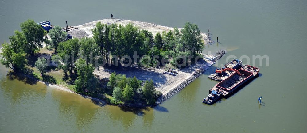 Aerial image Brandenburg / Havel - Die Insel Hünensteg im Beetzsee bei Brandenburg an der Havel wird umgesetzt. Dies findet im Rahmen des Ausbau der Regattastrecke statt. The island Huenensteg located in the Beetzsee close to Brandenburg an der Havel is going to be moved. This is going to happen in context to the enlargement of the regatta course.