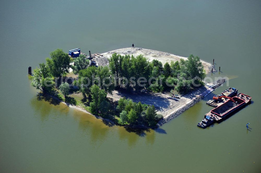 Aerial photograph Brandenburg / Havel - Die Insel Hünensteg im Beetzsee bei Brandenburg an der Havel wird umgesetzt. Dies findet im Rahmen des Ausbau der Regattastrecke statt. The island Huenensteg located in the Beetzsee close to Brandenburg an der Havel is going to be moved. This is going to happen in context to the enlargement of the regatta course.