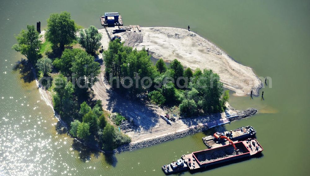 Brandenburg / Havel from above - Die Insel Hünensteg im Beetzsee bei Brandenburg an der Havel wird umgesetzt. Dies findet im Rahmen des Ausbau der Regattastrecke statt. The island Huenensteg located in the Beetzsee close to Brandenburg an der Havel is going to be moved. This is going to happen in context to the enlargement of the regatta course.