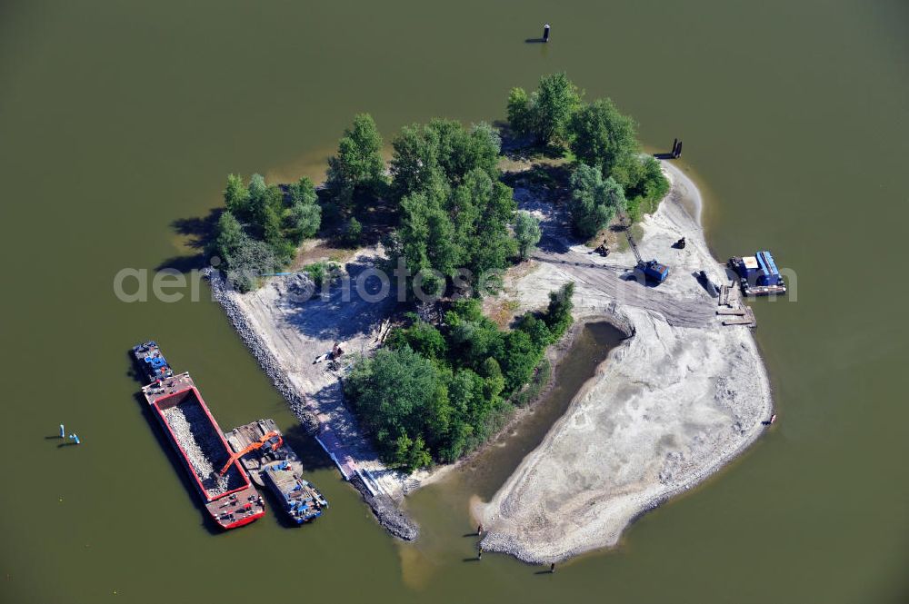 Brandenburg / Havel from the bird's eye view: Die Insel Hünensteg im Beetzsee bei Brandenburg an der Havel wird umgesetzt. Dies findet im Rahmen des Ausbau der Regattastrecke statt. The island Huenensteg located in the Beetzsee close to Brandenburg an der Havel is going to be moved. This is going to happen in context to the enlargement of the regatta course.