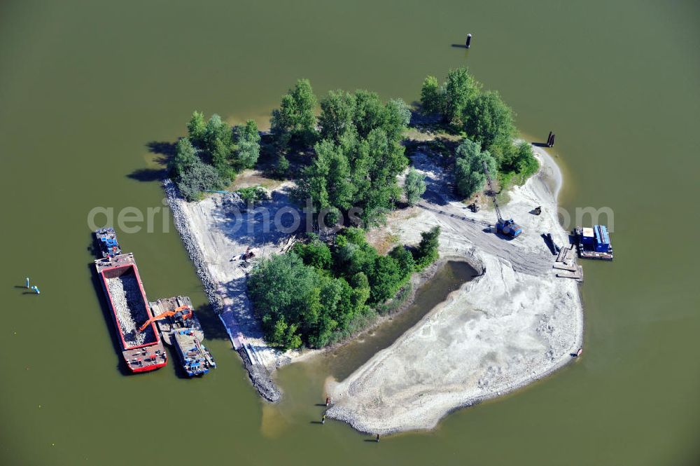 Aerial image Brandenburg / Havel - Die Insel Hünensteg im Beetzsee bei Brandenburg an der Havel wird umgesetzt. Dies findet im Rahmen des Ausbau der Regattastrecke statt. The island Huenensteg located in the Beetzsee close to Brandenburg an der Havel is going to be moved. This is going to happen in context to the enlargement of the regatta course.