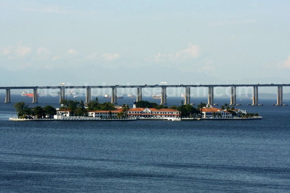 Aerial photograph Rio de Janeiro - Island Ilhas das Cobras at the Viaduct Ponte Presidente Costa e Silva, on the coast of Baia de Guanabara in Rio de Janeiro in Brazil