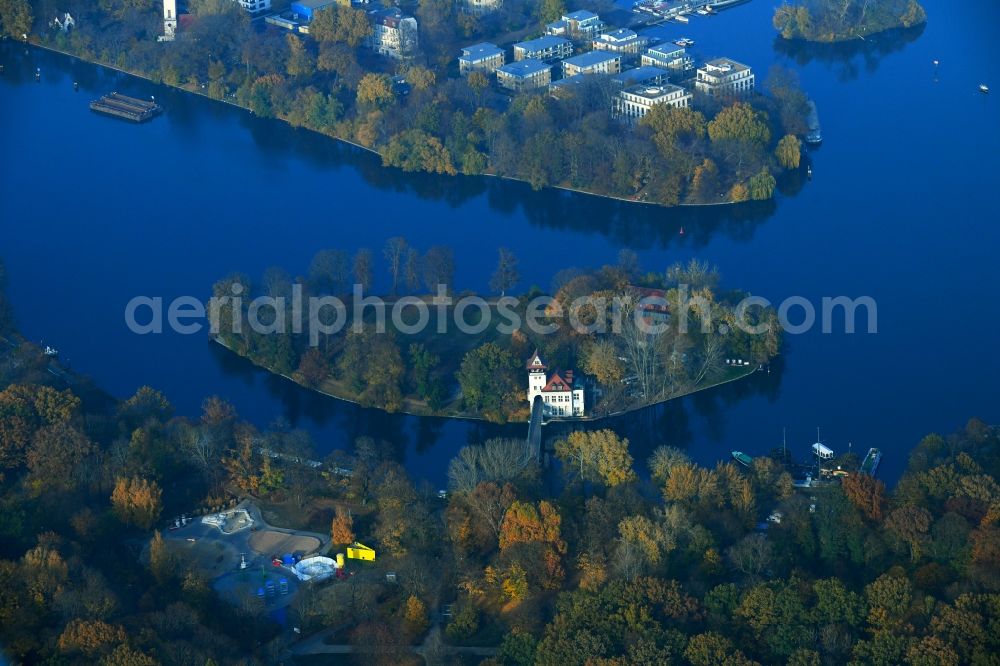 Berlin from the bird's eye view: Island on the banks of the river course of Spree River in the district Treptow in Berlin, Germany